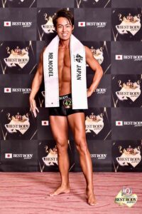 増田真一 2021年より自身もトレーニングを開始し、〝ベストボディ・ジャパン〟アスリートとしても、日々、鍛錬を重ねている。 【実績】 ベストボディジャパン熊本大会【優勝】 ベストボディジャパン日本大会【日本4位】(モデル部門ゴールドクラス) ※ベストボディ・ジャパンとは ①健康美、②全身引き締まった身体、バランスの取れたスタイル、③ルックス・顔の表情・表現力、④ポージング、⑤ウォーキングを含む身のこなし、見せ方、⑥知性・品格・誠実さ、の総合力を問われる競技です。
